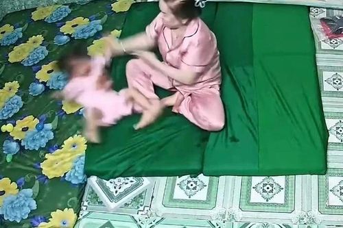 Bảo mẫu giật tóc, đè đầu bé 2 tuổi bị khởi tố