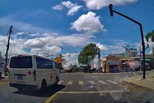 Clip: Không bật đèn ưu tiên, vượt đèn đỏ, xe cấp cứu gây tai nạn nghiêm trọng