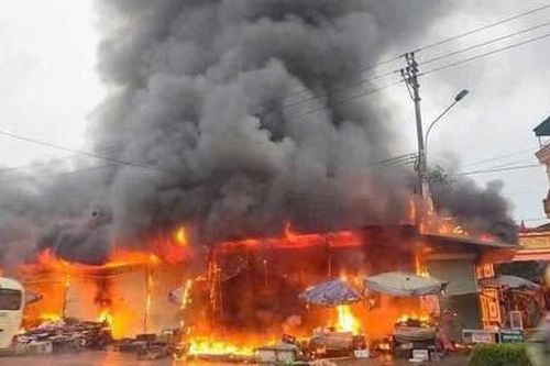 Cháy lớn tại chợ Trung Môn, hàng trăm Cảnh sát được huy động dập lửa