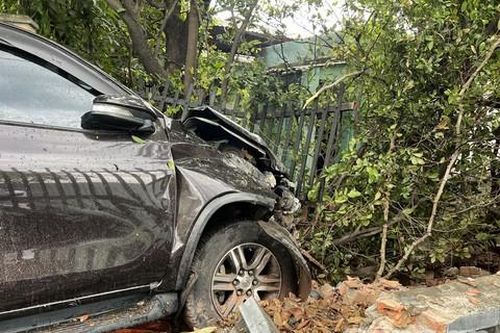 Ô tô húc sập tường nhà dân ở ngã tư đường, nhiều người hú vía