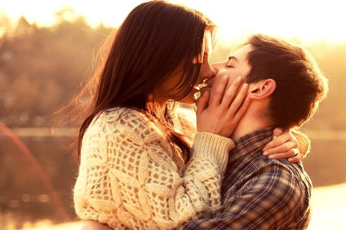 Hôn người vừa uống rượu có bị lây nồng độ cồn?