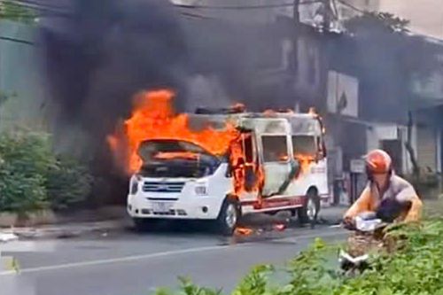 Xe cứu thương bốc cháy trên đường chở bệnh nhân chuyển viện