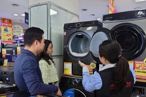 Mưa phùn kéo dài, máy sấy quần áo hút khách
