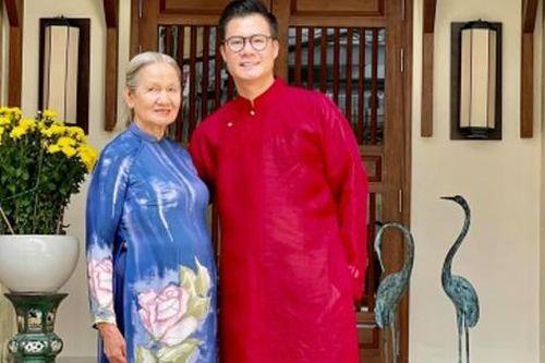 Quang Dũng bật khóc trong khoảnh khắc nhìn mẹ yếu ớt, tiếc vì con trai không được nhìn bà nội lần cuối