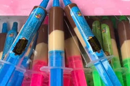 Bé 8 tuổi nhập viện gấp sau khi ăn kẹo chocolate dạng bơm tiêm
