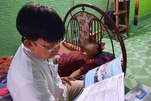 Bác sĩ khám 'dạo' lấy nghèo làm động lực