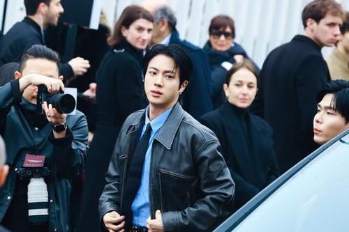 Jin BTS tại Milan Fashion Week: Fan đội mưa chờ đón, Gucci 'cháy hàng' tức thì