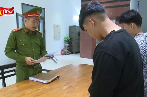 Cho rằng bị 'nhìn đểu', hai thanh niên 10X hành hung người và cướp điện thoại