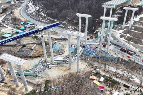 Cận cảnh vụ sập cầu nghiêm trọng tại Hàn Quốc