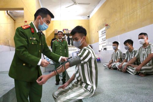 Những thầy thuốc mang màu áo xanh của Công an Hà Nội