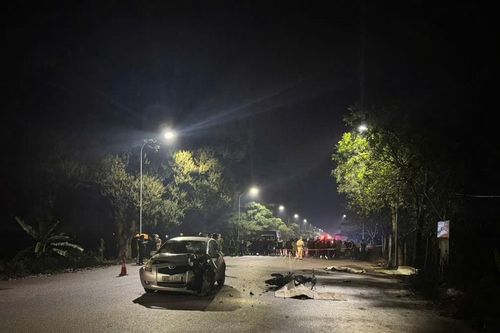 Hà Nội: Xe máy va chạm với ô tô khiến 3 người chết