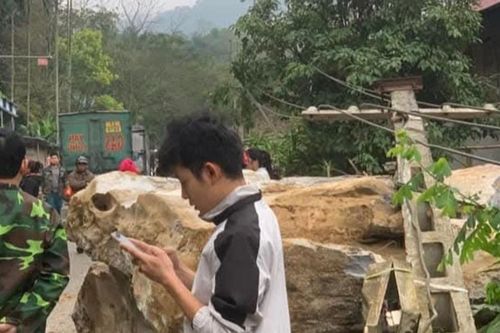 Thanh Hóa: Đá lở làm hư hại nhà dân