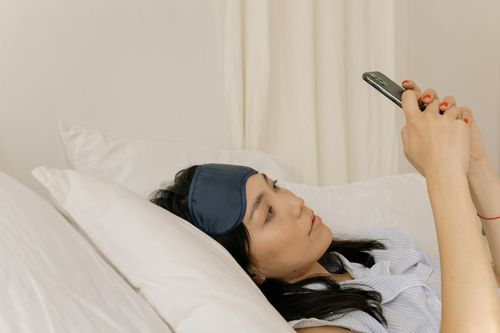 Dán mắt vào điện thoại có thực sự gây hại cho da?