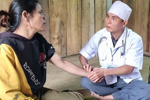 Tấm lòng người thầy thuốc vùng cao