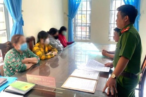 Xử phạt 4 chủ tài khoản Facebook đăng tin sai sự thật về 'xe bắt cóc'