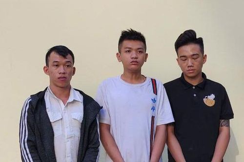 Bắt ba thanh niên cùng nhau làm điều xấu