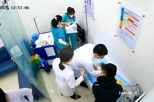 Trung tâm tiêm chủng kịp thời cấp cứu cháu bé 15 tháng đột ngột sốt cao, co giật