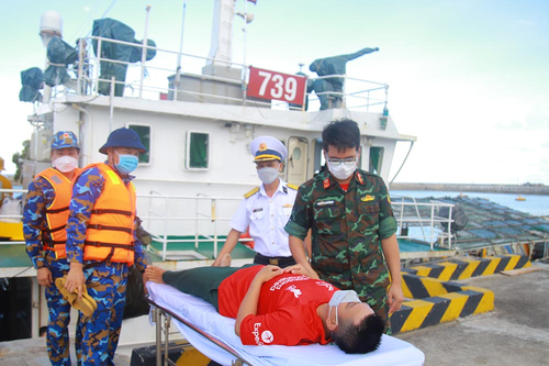 Ánh sáng y đức giữa trùng khơi