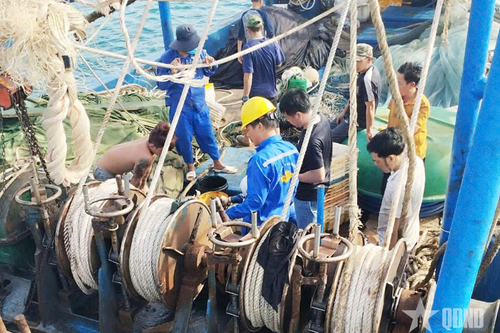 Trung tâm Hậu cần - Kỹ thuật đảo Trường Sa hỗ trợ sửa chữa tàu cá ngư dân