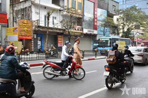 Xử lý nghiêm hành vi đi ngược chiều để sang đường