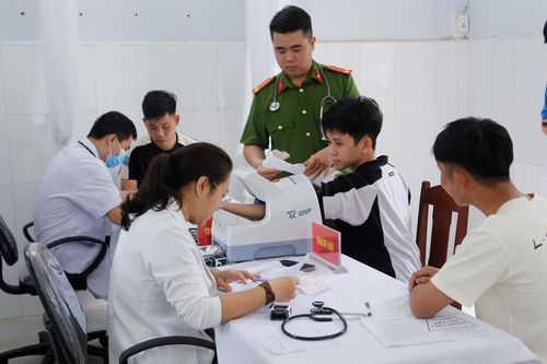 Chúng tôi chọn 2 màu áo