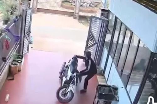 Quên rút chìa khóa, xe máy 'bốc hơi'