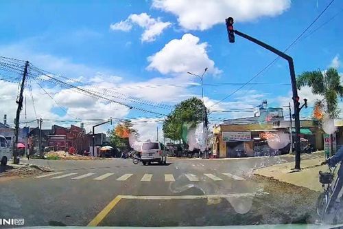 Xe cứu thương vượt đèn đỏ gây TNGT