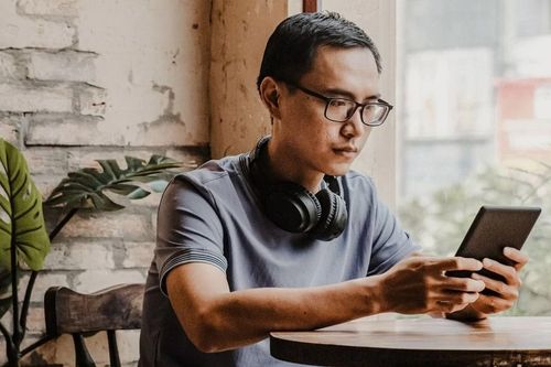 Người trẻ làm gì ở quán cà phê?