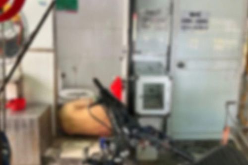 Tìm thân nhân người đàn ông tử vong trong nhà vệ sinh quán nước