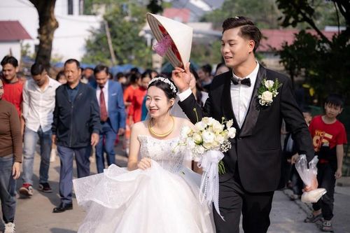 Đám cưới cặp đũa lệch nàng 1m49 và chàng 1m83 gây xôn xao MXH