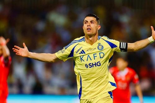 Hành động hiếm hoi của Ronaldo trên sân cỏ nhận 'mưa' lời khen