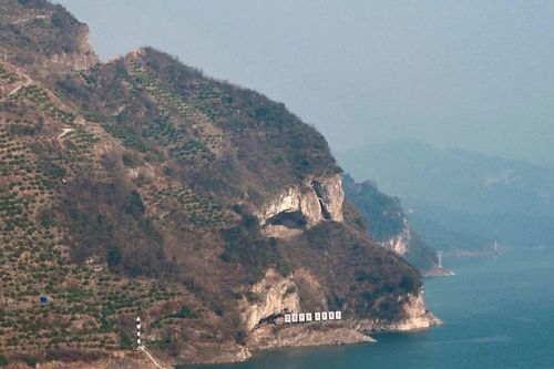Du khách đổ xô đến ngọn núi có hình giống chú chó con đang ngủ