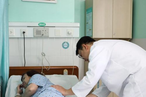 Bác sĩ bơm xi măng sinh học chữa trị xẹp đốt sống cho bệnh nhân