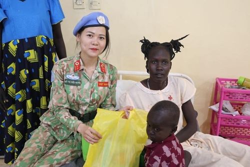 Bác sĩ mũ nồi xanh Việt Nam trao tặng nhiều món quà thiết thực cho bệnh nhân ở Nam Sudan