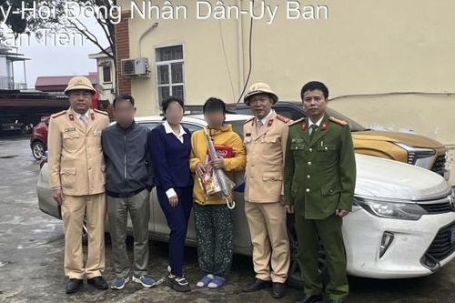 Cảnh sát giao thông đưa cháu bé khoảng 14 tuổi đi lạc trên cao tốc về nhà