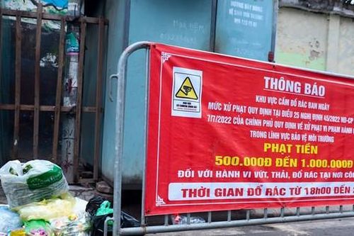 Hà Nội: Biển cấm dường như 'tàng hình', 4 quận nội thành sẽ lắp camera phạt nguội đổ rác trộm
