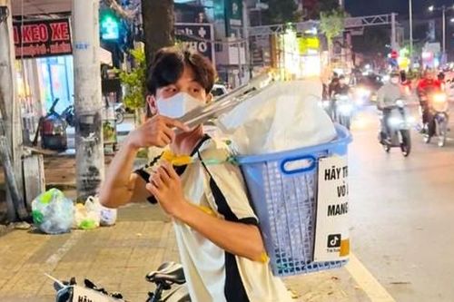 'Hiệp sĩ' ve chai Tây Đô gom rác, góp yêu thương