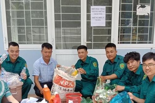 Gom ve chai, giấy vụn đổi bữa ăn miễn phí cho trẻ miền núi