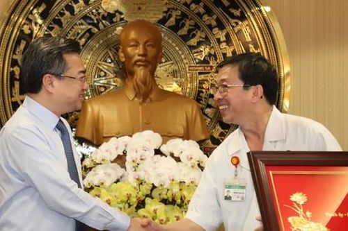 Phó Bí thư Thường trực Thành ủy TPHCM Nguyễn Thanh Nghị thăm gia đình thầy thuốc tiêu biểu