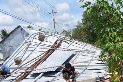 Dông lốc giữa mùa khô làm sập, tốc mái nhiều căn nhà, trường học ở Cà Mau