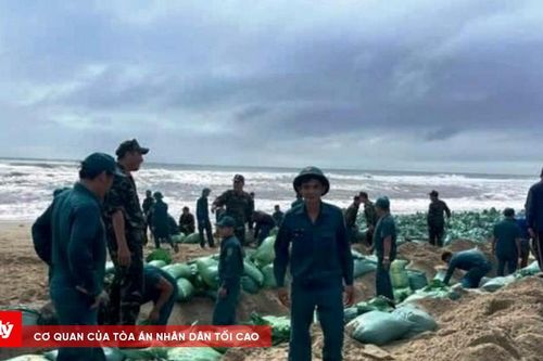 Quảng Ngãi: Huy động lực lượng dùng bao cát khắc phục tạm sạt lở bở biển