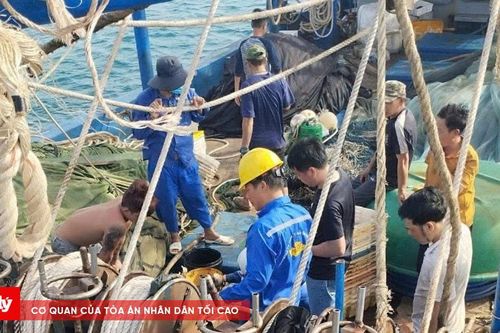 Hải quân đảo Trường Sa sửa chữa tàu cá ngư dân gặp sự cố trên biển