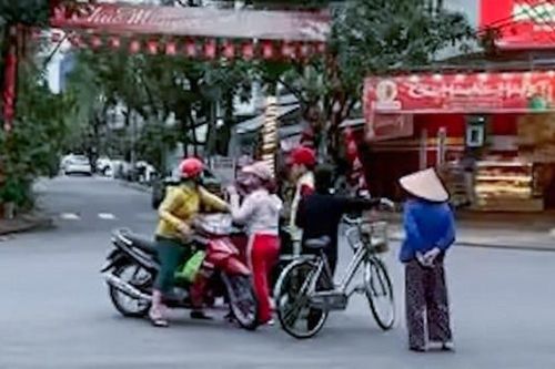 Nhóm phụ nữ vô tư dừng xe 'buôn chuyện' giữa đường: Sự tùy tiện nguy hiểm