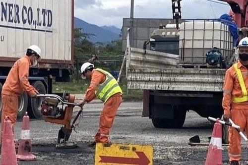'Vá' loạt ổ gà tại nút giao Túy Loan sau phản ánh của VietNamNet
