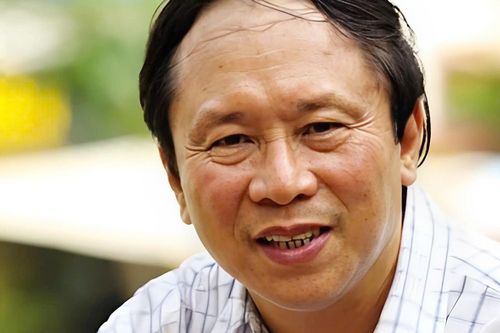 Nhà thơ Dương Kỳ Anh: Từ cậu bé ăn xin, ngủ chuồng trâu đến 'ông trùm hoa hậu'