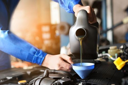 Thay dầu động cơ ô tô sau mỗi 5.000km, bạn có đang lãng phí tiền cho việc này?