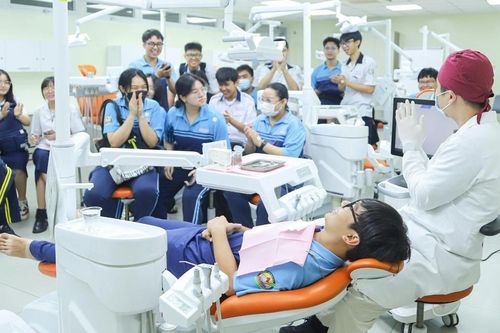 Hơn 500 học sinh khám phá khối ngành Sức khỏe ở trường ĐH Văn Lang