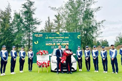 Golfer Lê Thế Duy Hoàng nhận thưởng ô tô tại FLC Golf Links Quảng Bình