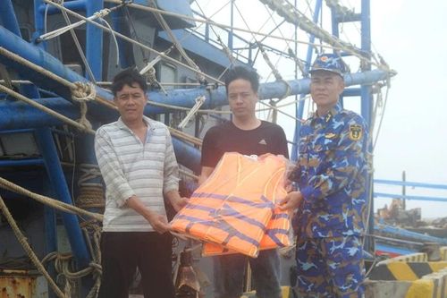 Trung tâm Dịch vụ Hậu cần - Kỹ thuật đảo Trường Sa (Hải đoàn 129 Hải quân) sửa chữa thành công tàu cá ngư dân