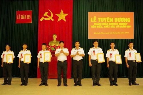 Lữ đoàn 685 tổ chức tuyên dương Quân nhân chuyên nghiệp tiêu biểu xuất sắc năm 2025